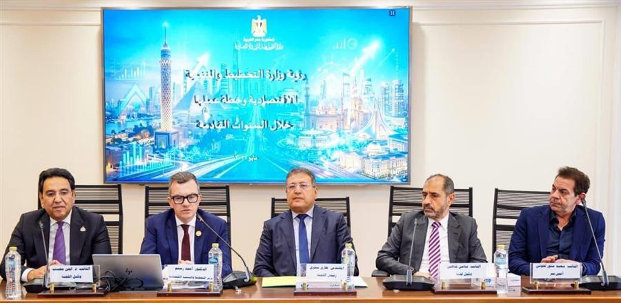 الحكومة تستهدف استثمارات 3.7 تريليون جنيه ونمو 5.4% في 2027/26
